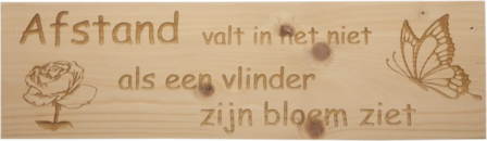 MemoryGift: Massief houten Tekst Bord: Afstand valt in het niet als een vlinder zijn bloem ziet (Bloem Vlinder)