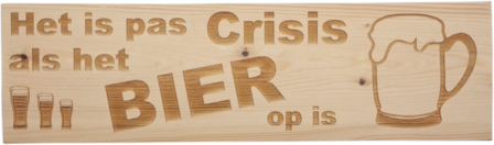 MemoryGift: Massief houten Tekst Bord: Het is pas Crisis als de Bier op is (Bierpul) (Bierglas)