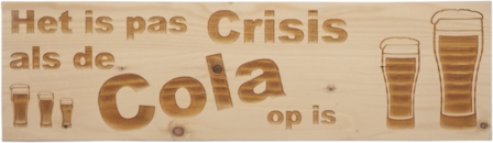MemoryGift: Massief houten Tekst Bord: Het is pas Crisis als de Cola op is (Colaglas)