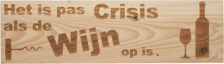 MemoryGift: Massief houten Tekst Bord: Het is pas Crisis als de Wijn op is (Wijnfles en glas) (Kurkentrekker)