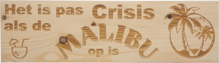 MemoryGift: Massief houten Tekst Bord: Het is pas Crisis als de Malibu op is (Malibulogo) (Kokosnootcocktail)