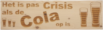 MemoryGift: Massief houten Tekst Bord: Het is pas Crisis als de Cola op is (Colaglas)
